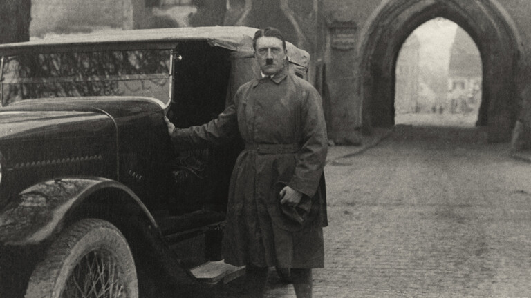 Adolf Hitler, der nach dem Hitlerputsch zu fünf Jahren Festungshaft verurteilt worden war, wird am 20. Dezember 1924 auf Bewährung aus der Festungs in Landsberg am Lech entlassen – hier steht er nach seiner Entlassung vor dem Stadttor von Landsberg. (Foto: Heinrich Hoffmann)