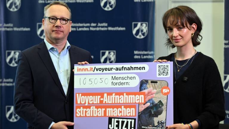 Yanni Gentsch (r.) übergibt NRW-Justizminister Benjamin Limbach (Grüne, l) eine Petition