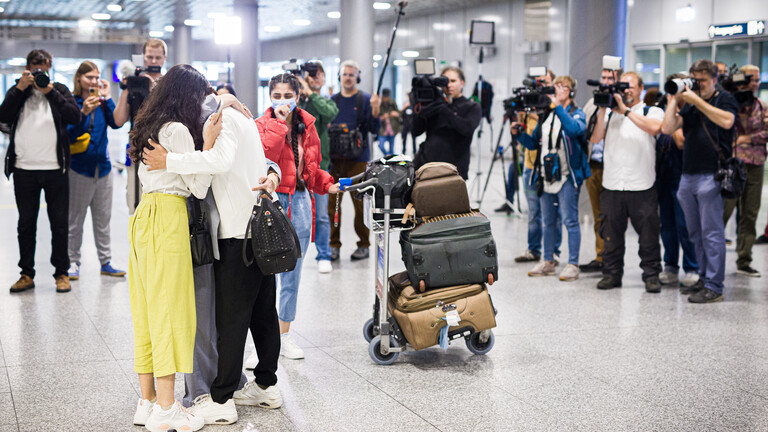 Kameras richten sich auf angekommene Afghanen