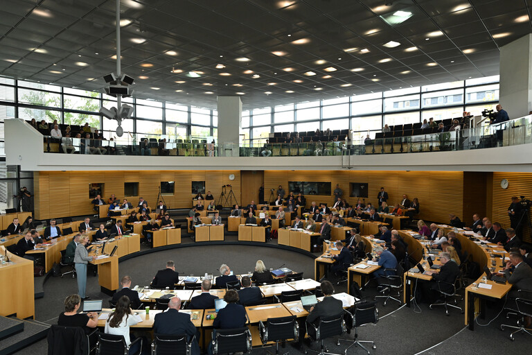 Plenarsaal des Thüringer Landtags, fast alle Plätze sind gefüllt