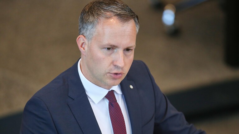 Andreas Bühl im Anzug im Thüringer Landtag