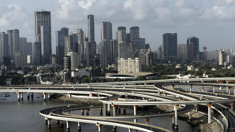 Die Skyline Mumbai mit Hochhäusern und verzweigter Autobahn im Vordergrund