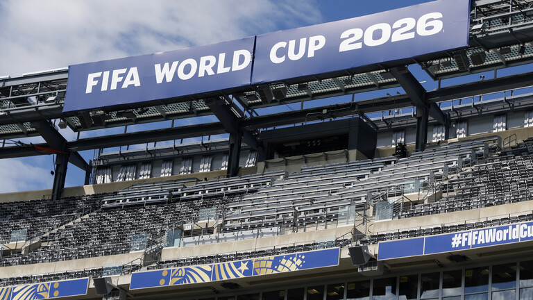 Leere Sitzreihen in einem Stadion, am Dach steht "FIFA World Cup 2026"