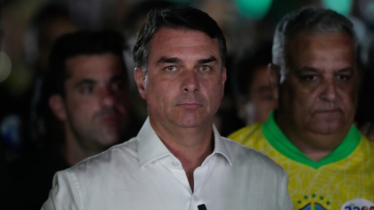Der Präsidentschaftskandidat der Opposition, Senator Flávio Bolsonaro, trifft am Sonntag, dem 25. Oktober 2026, nach der Stichwahl um das Präsidentenamt in Brasília, Brasilien, zu seiner Wahlnachtveranstaltung ein.