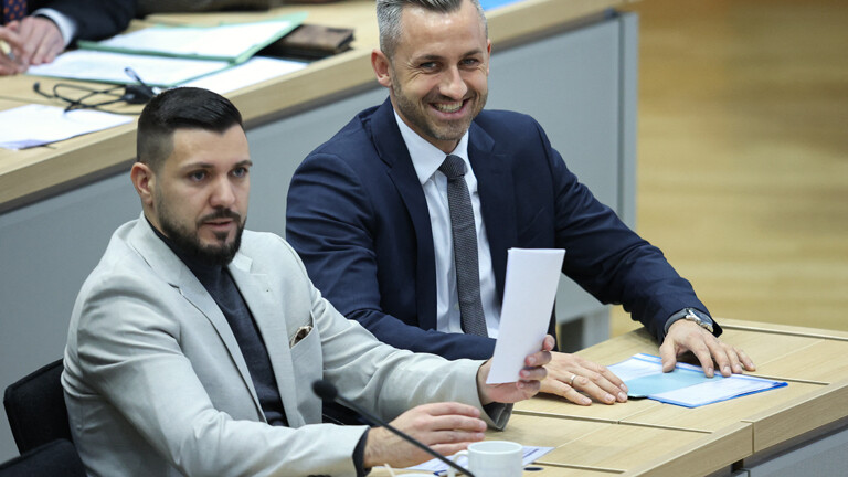 Tobias Rausch (links), der parlamentarische Geschäftsführer der AfD-Landtagsfraktion in Sachsen-Anhalt, im Landtag in Magdeburg neben Ulrich Siegmund, Spitzenkandidat für die Landtagswahl 2026