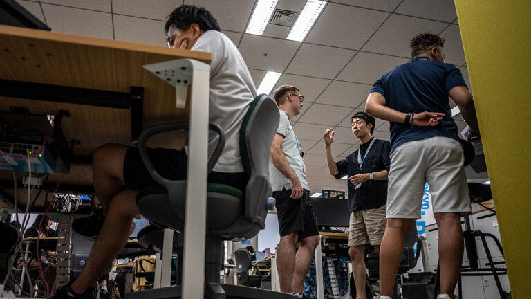 Regierungsangestellte in zwangloser Kleidung wie kurzen Hosen, T-Shirts und Turnschuhen arbeiten im Büro des Hauptstadtrats von Tokio als Teil der „Cool Biz“-Initiative der Hauptstadt in Tokio.