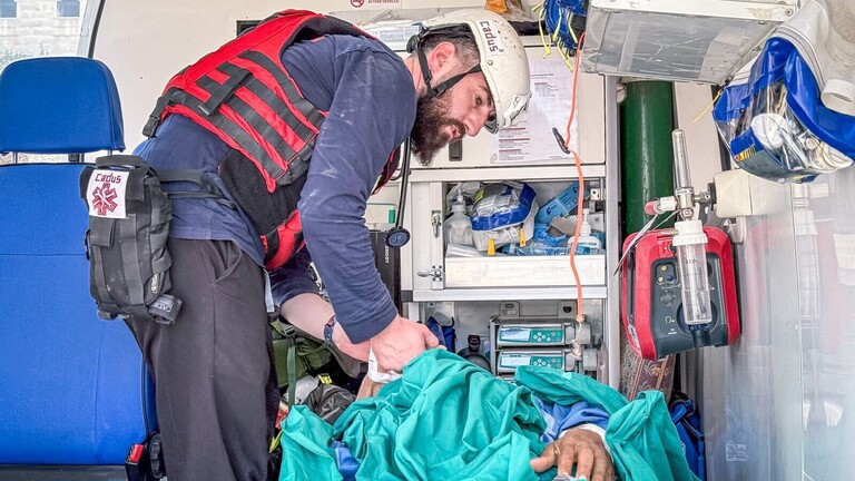 Arzt Amar Mardini bei seinem Einsatzfür eine Hilfsorganisation im Gazastreifen