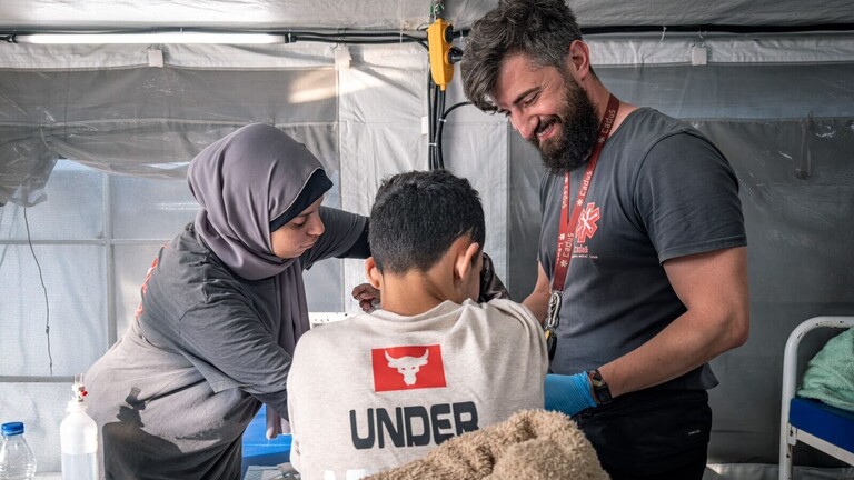 Arzt Amar Mardini bei seinem Einsatzfür eine Hilfsorganisation im Gazastreifen