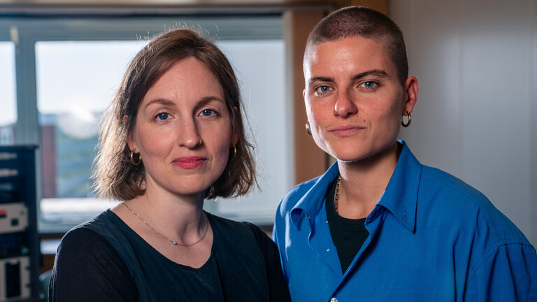 Britta Rotsch und Taiina Grünzig in einem Radiostudio