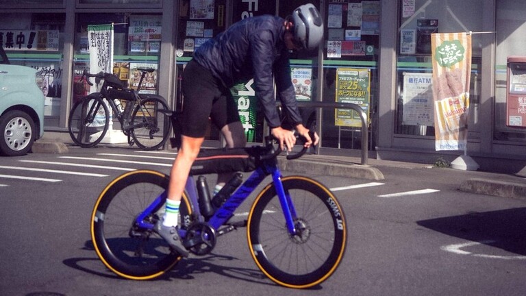 Lenz auf dem Fahrrad in Japan.