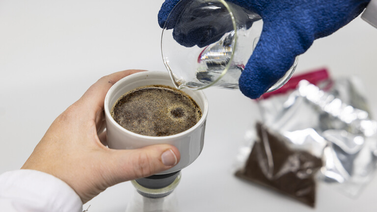 Im VTT Technical Research Centre of Finland wird Kaffee aus dem Bioreaktor aufgebrüht.