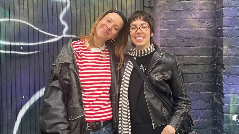 Ariane (links), Lena (rechts) stehen vor einer Wand