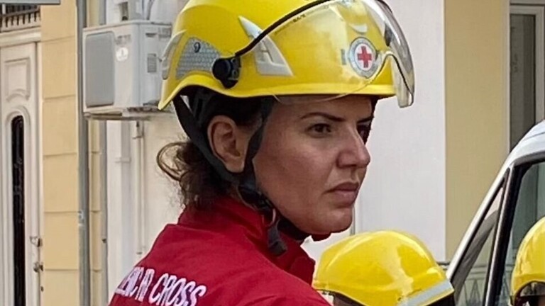 Thaleia Fonazaki mit gelbem Helm und rotem Anzug