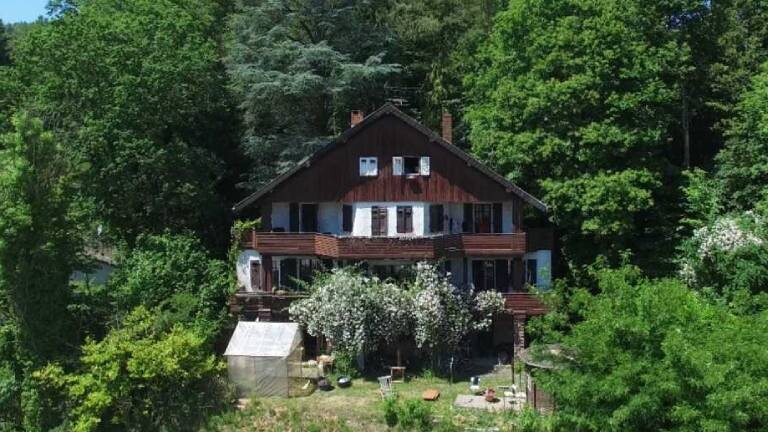 Die Villa Waldresidenz in Saarbrücken umgeben von Bäumen