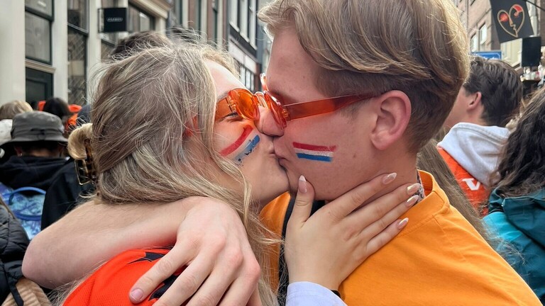 Auf dem Bild ist Protagonistin Emmely zu sehen, die ihren Partner aus den Niederlanden küsst.