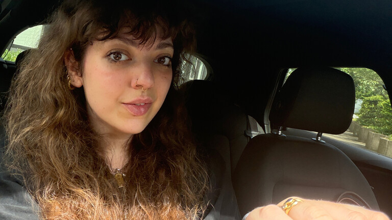 Mara sitzt in einem Auto