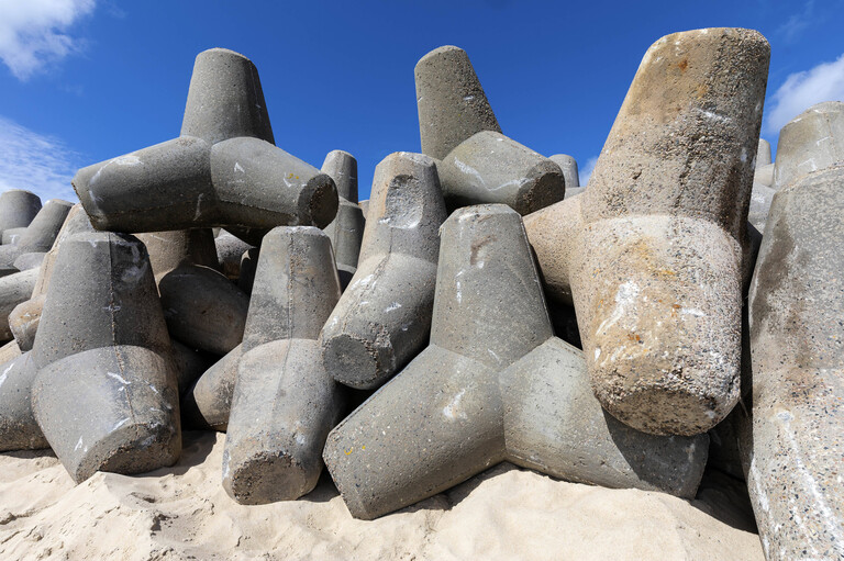 Foto von Tetrapoden - also großen, vierbeinige Betonstrukturen - die auf Sylt zur Küstenbefestigung eingesetzt werden