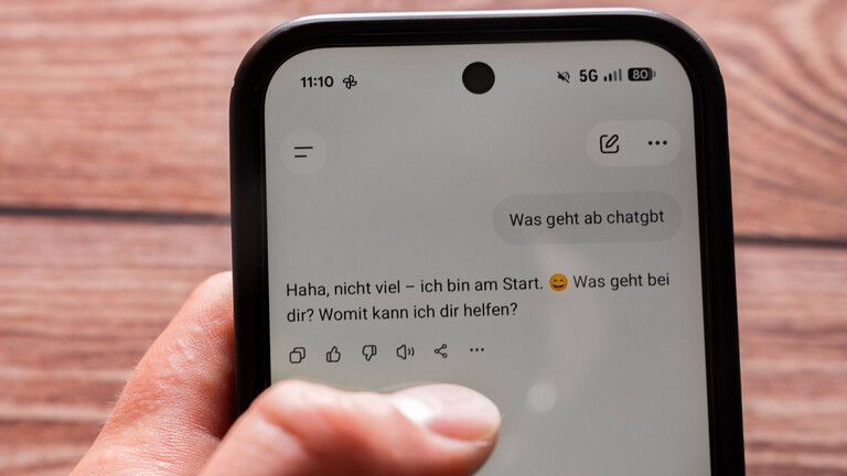 Ein Smartphone zeigt eine Unterhaltung mit ChatGPT. Das Bild steht für Künstliche Intelligenz, digitale Kommunikation und den Einsatz von KI als Assistent für Fragen, Informationen und alltägliche Aufgaben.