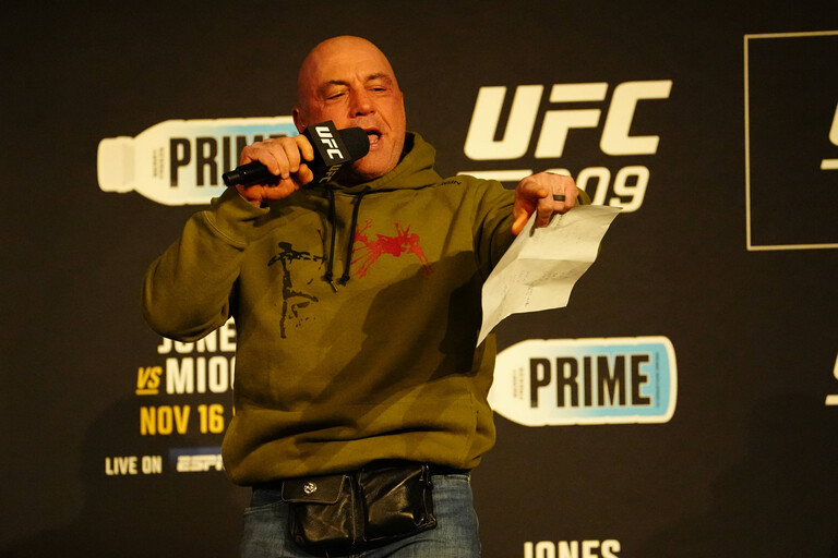 Joe Rogan mit Mikro auf der Bühne bei der "UFC 309"-Veranstaltung in New York (15.11.2024)