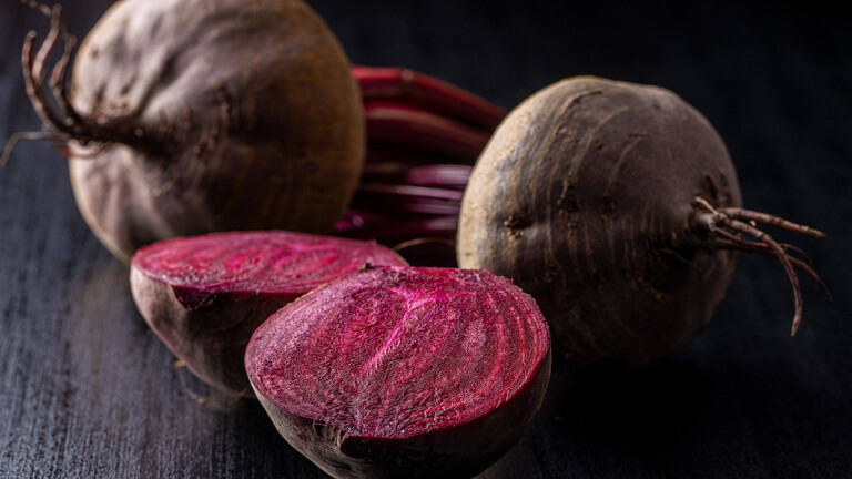 Rote Bete auf einem Brett