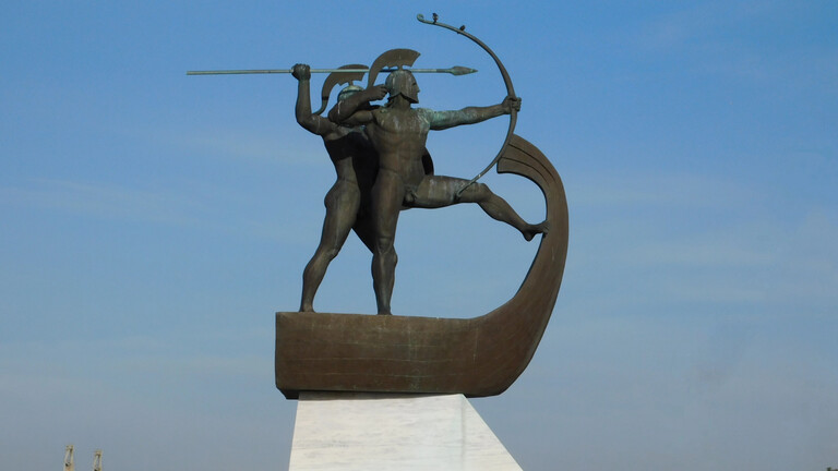 Auf der Insel Salamis in Griechenland erinnert dieses Denkmal an die Das moderne Denkmal für die berühmte Seeschlacht von 480 v. Chr.