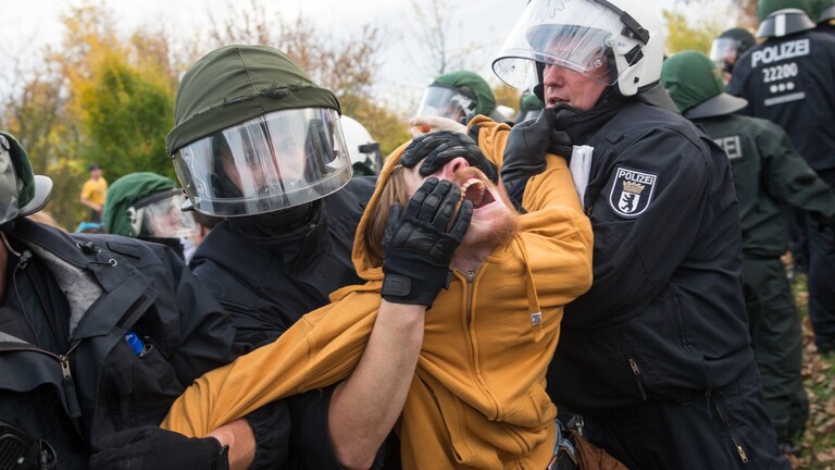 Umstrittene-Schmerzgriffe-Wie-weit-die-Polizei-bei-Eins-tzen-gehen-darf