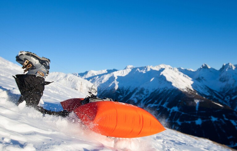 Mensch mit Lawinen-Airbag ist in den Schnee gefallen