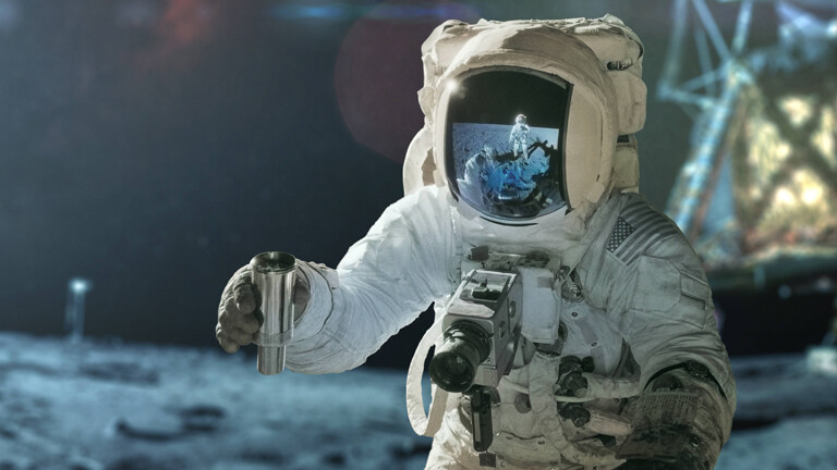 Raumfahrer in einem Raumanzug mit einer Kamera nimmt eine Bodenprobe und erforscht den Mond (computergeneriertes Bild)