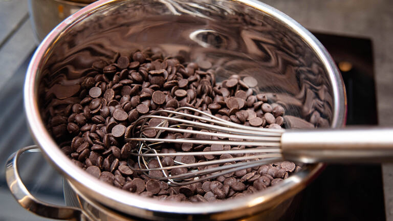 Schokolade wird im Wasserbad erhitzt