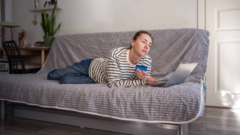 Schwere-Kaufentscheidung-Die-Qual-der-Wahl-beim-Online-Shopping