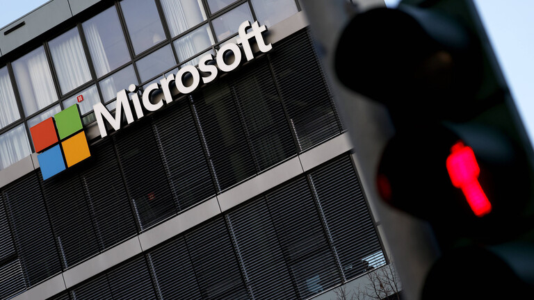 Ein Bürogebäude von Microsoft, daneben eine Fußgängerampel auf Rot