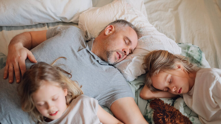Familienbett-Zwischen-Geborgenheit-und-schlaflosen-N-chten