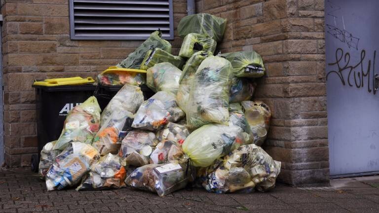 Lebensmittel-oder-Plastikm-ll-Was-ist-schlimmer-