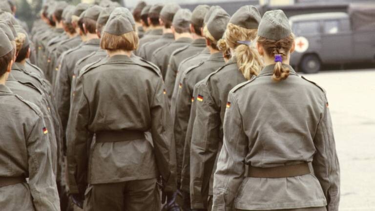 1989: Grundausbildung der ersten weiblichen Sanitätsoffiziersanwärterinnen in München