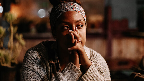 Frau überlegt. Symbolbild