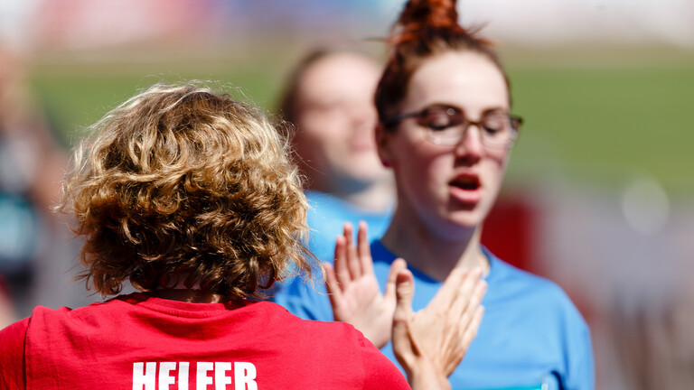 Eine Helferin (l) klatscht bei den Special Olympics, den nationalen Sommerspiele für Menschen mit geistiger oder mehrfacher Behinderung, mit der Athletin Vanessa Petry ab