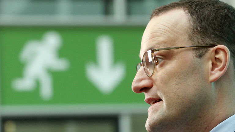 31.10.2018, Berlin: Jens Spahn (CDU), damals Bundesgesundheitsminister, vor einem grünen Schild im Atrium des Bundesgesundheitsministeriums, das mit einem Pfeil zum Ausgang weist