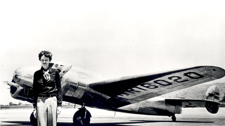 Am 18. Juni 1928 überquerte Amelia Earhart als erste Frau den Atlantik im Flugzeug – als Passagierin einer dreimotorigen Fokker, die von Wilmer Stultz und Louis Gordon geflogen wurde.