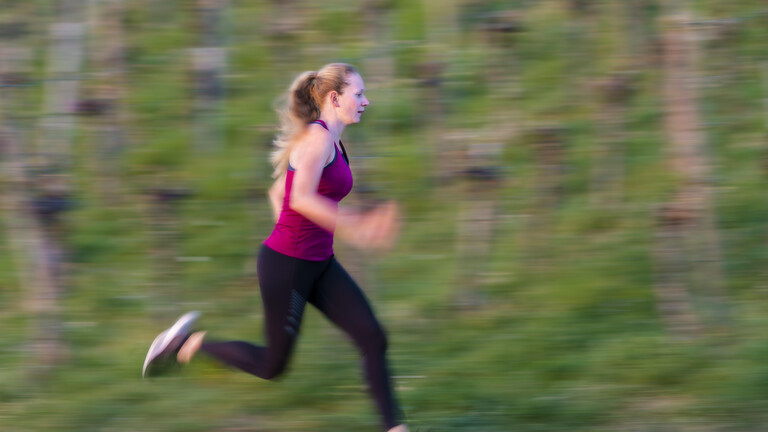 Frau joggt in der Natur