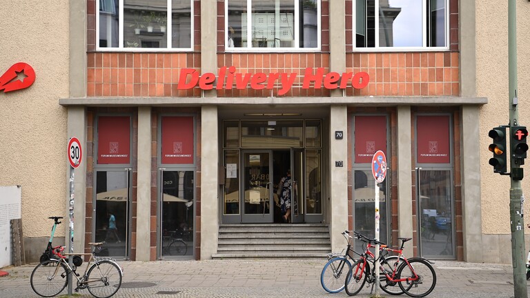 Das Logo des Essenlieferdienstes Delivery Hero ist an einer Wand der Zentrale angebracht.