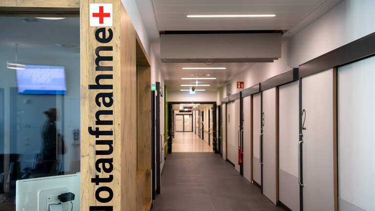 Die zentrale Notaufnahme des neuen LMU Klinikums Innenstadt. Der Blick fällt einen langen Flur hinunter, der leer ist. Rechts sind viele Türen.