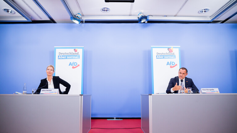 Alice Weidel, Vorsitzende der AfD-Bundestagsfraktion, und Tino Chrupalla, AfD-Parteivorsitzender, das Spitzenduo der AfD für die Bundestagswahl, bei einer Pressekonferenz 2021.
