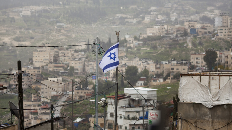 Blick auf Ostjerusalem, wo eine israelische Flagge gehisst ist.