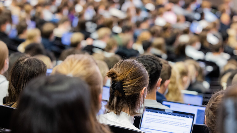 Studierende in einem Hörsaal