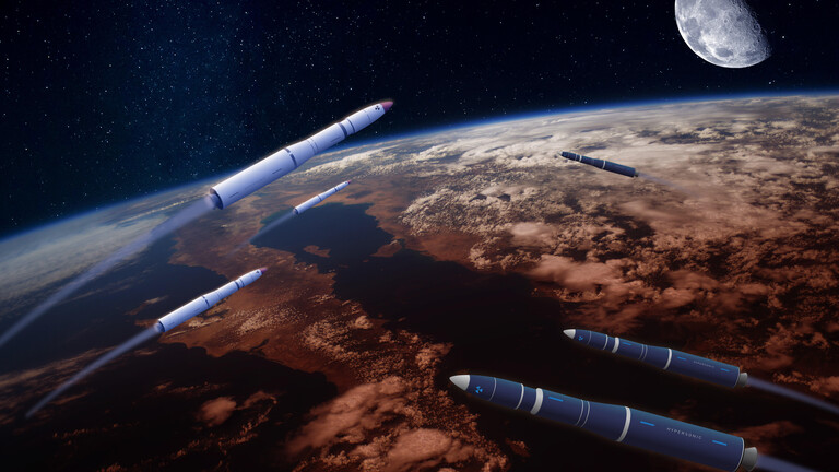 Hyperschallraketen oder Raketen über einer apokalyptischen Erde. Ein blauer Mond am Himmel. Elemente dieses Bildes wurden von der NASA bereitgestellt.