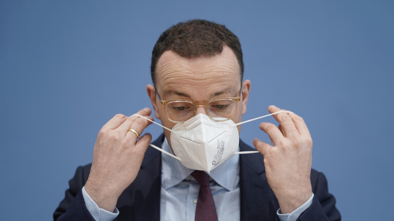 Bundesgesundheitsminister Jens Spahn setzt sich bei der Bundespressekonferenz eine FFP2-Maske auf. (26.11.2021)