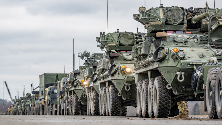 Stryker Radpanzer der US-Army stehen auf dem Gelände des Truppenübungsplatzes Grafenwöhr (9.02.2022)
