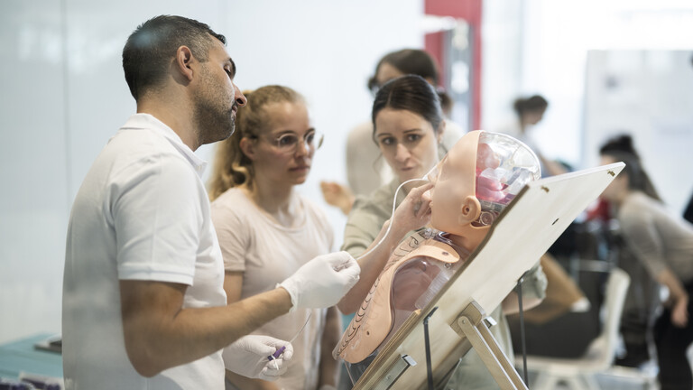 Medizinstudierende legen einem menschlichen Phantom eine Magensonde