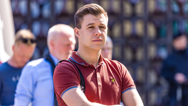 Auf einer Kundgebung der AfD zum ersten Mai unter dem Motto «Sozial ohne rot zu werden» steht der Cottbuser AfD-Vorsitzende Jean-Pascal Hohm.