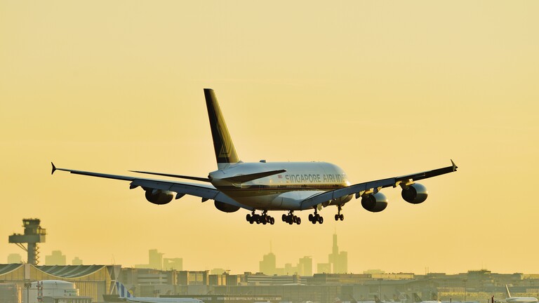 Ein am frühen Morgen landender Airbus A380 der Singapore Airlines am Frankfurter Flughafen Fraport